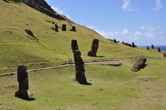 Antigos Moais em Rano Raraku, a fábrica de Moais, parcialmente cobertos pelo tempo. Ainda estavam a venda quando a civilização se perdeu (em Rapa Nui (ou Ilha de Páscoa), território chileno no meio do Oceano Pacífico)